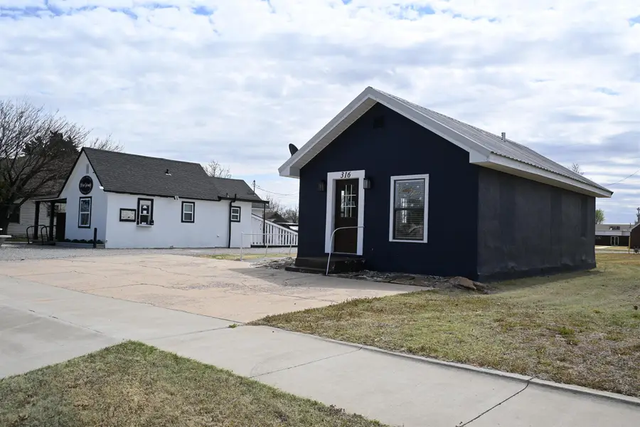 318 W Broadway, Vici, OK 73859 - #3