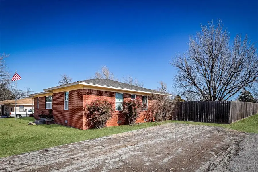 404 N Bryan Avenue, Mangum, OK 73554 - Image #3