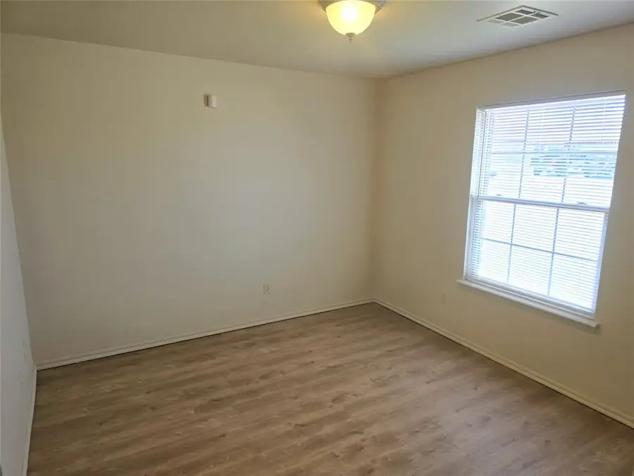 8 Lombardy Place, Clinton, OK 73601 - Image #2