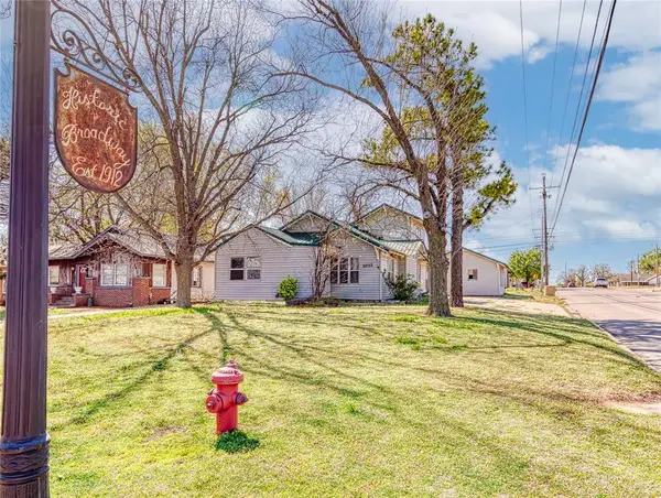 1032 W Broadway Avenue, Elk City, OK 73644