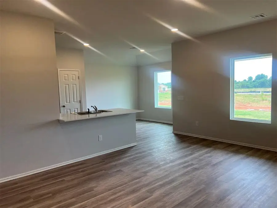 1216 E Ruger Lane, Mustang, OK 73064 - Image #2