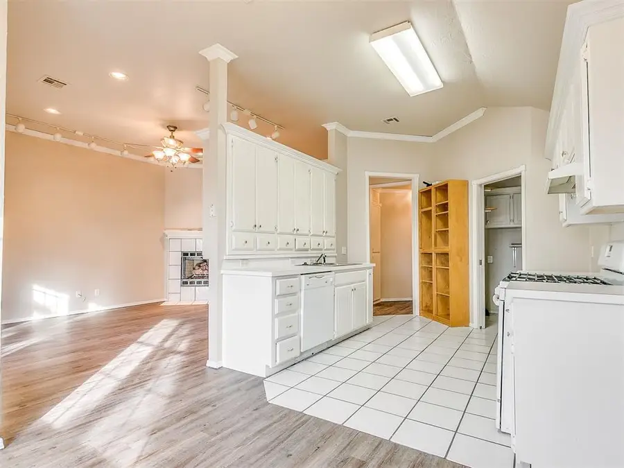 400 W 10th Street, Edmond, OK 73003 - #3