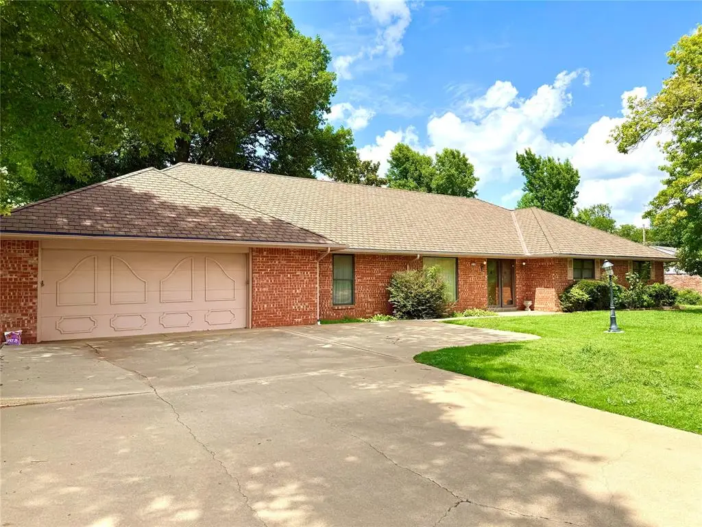 212 Meadowdale Drive, Chickasha, OK 73018 - Image #1