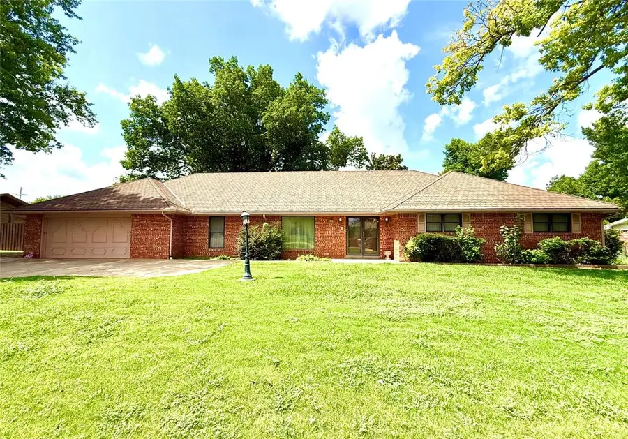 212 Meadowdale Drive, Chickasha, OK 73018 - Image #2