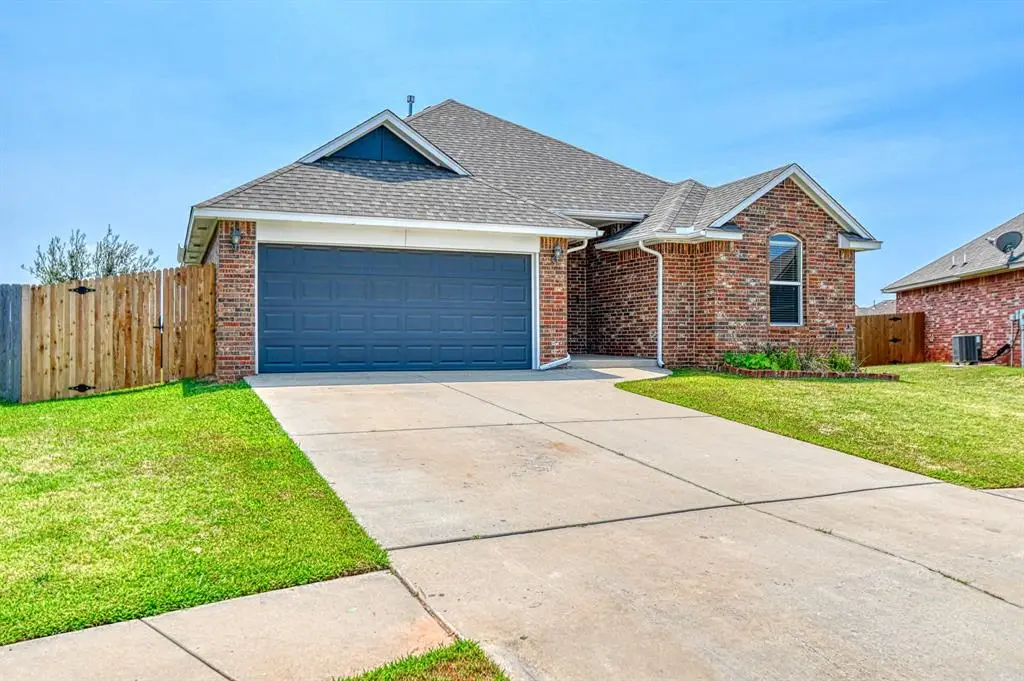 816 Lakeview Drive, Moore, OK 73160 - Image #1