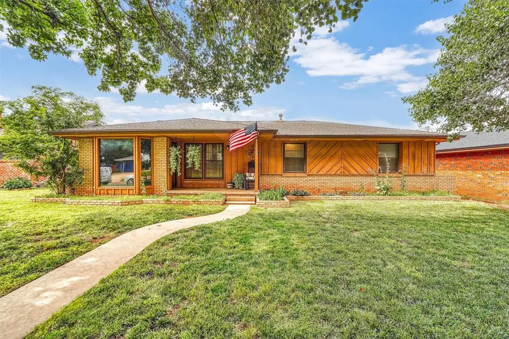 805 Shore Drive, Elk City, OK 73644 - Image #1