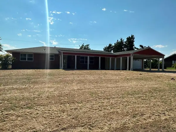 911 N Elm Street, Mooreland, OK 73852