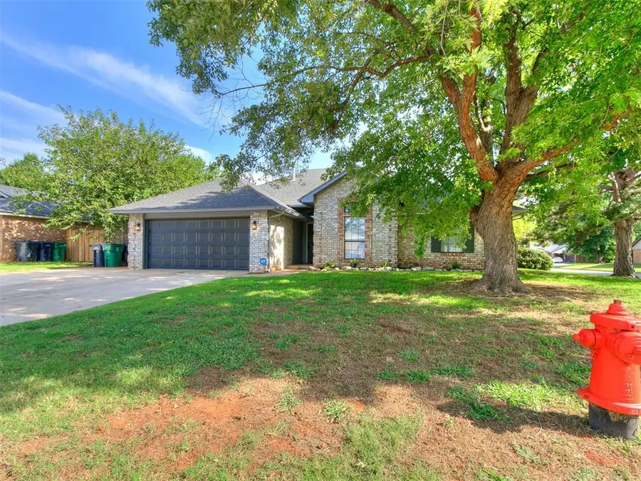 10001 S Hollyhead Way, Yukon, OK 73099 - Image #2
