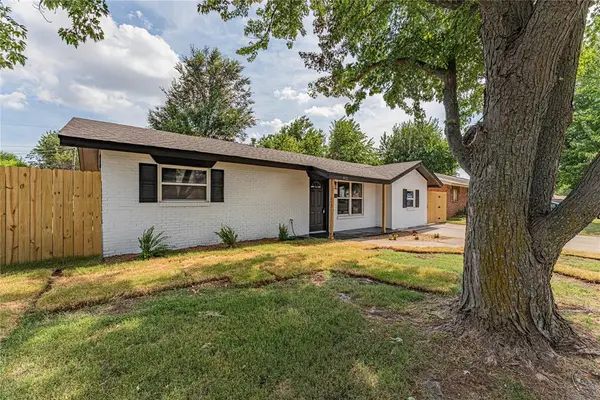 832 NW 23 Street, Moore, OK 73160