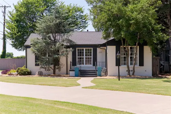 2017 Huntington Avenue, Nichols Hills, OK 73116