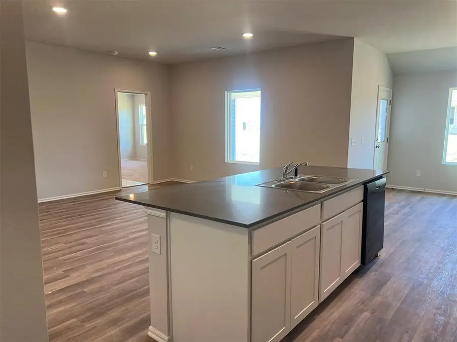 1205 E Ruger Lane, Mustang, OK 73064 - Image #3