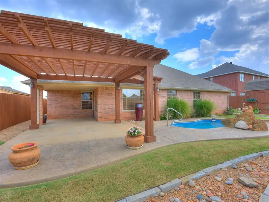 401 N Topaz Way, Mustang, OK 73064 - Image #2