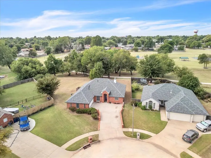 427 S Castlerock Circle Lane, Mustang, OK 73064 - Image #2