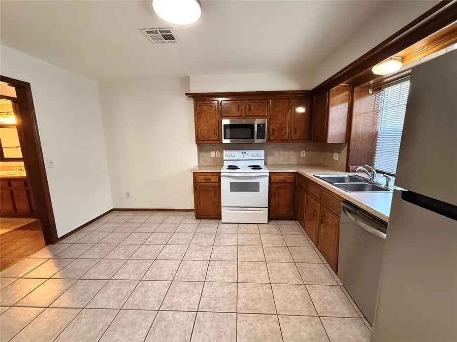 501 S Greengate Drive, Yukon, OK 73099 - Image #3