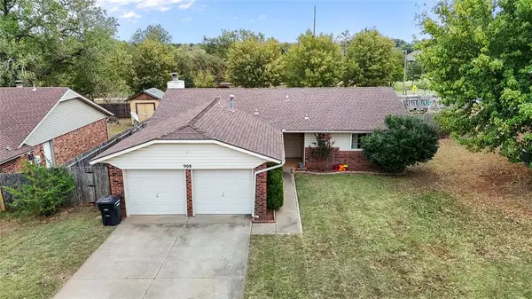908 Cottonwood Drive, Moore, OK 73160
