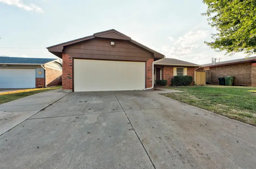 309 N Briarwood Street, Yukon, OK 73099 - Image #2