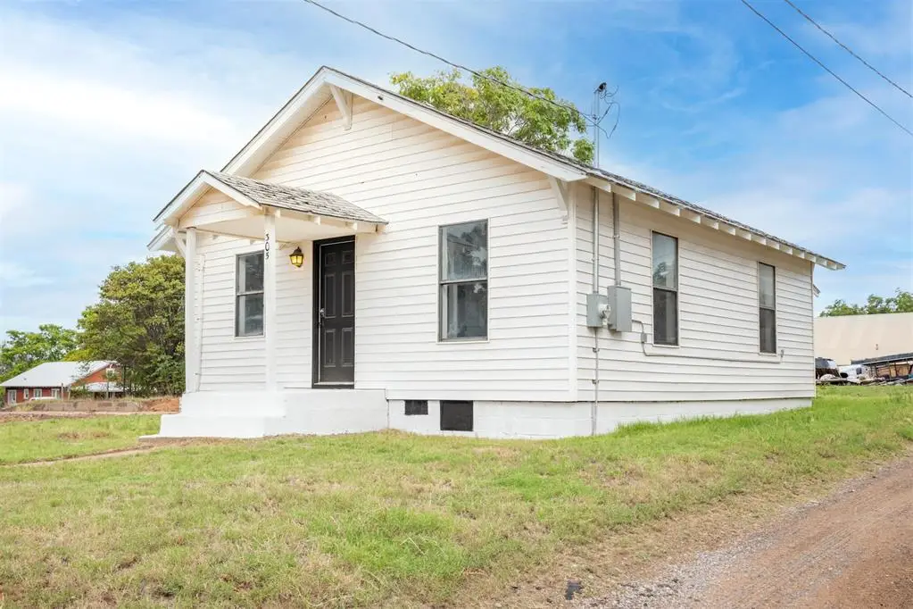 305 W Cedar Avenue, Sayre, OK 73662 - Image #1