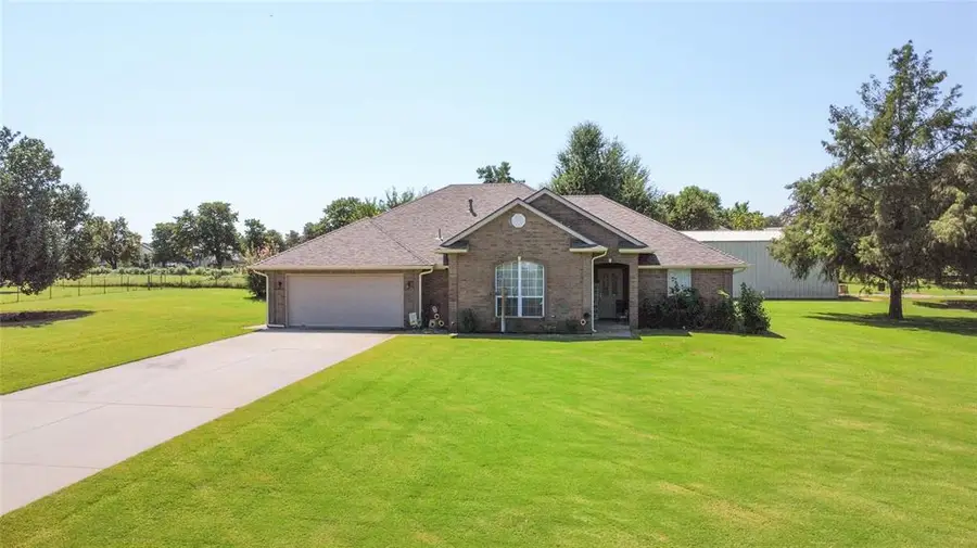 2305 Walnut Dr, Tuttle, OK 73089 - Image #2