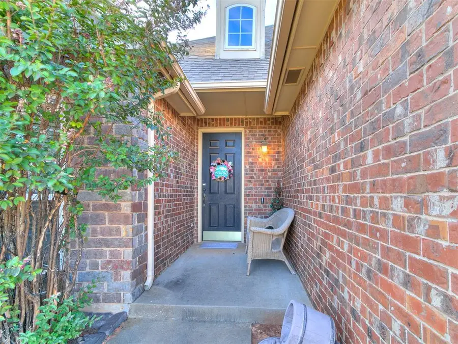 1009 Ashwood Lane, Moore, OK 73160 - Image #3