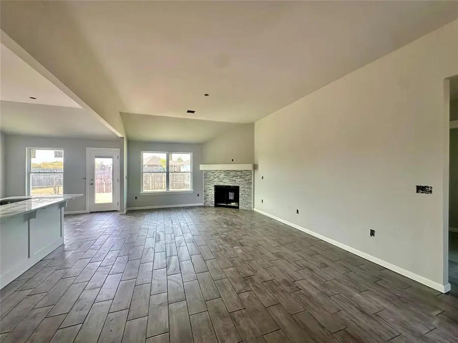 1017 Redwood Creek Drive, Yukon, OK 73099 - Image #2