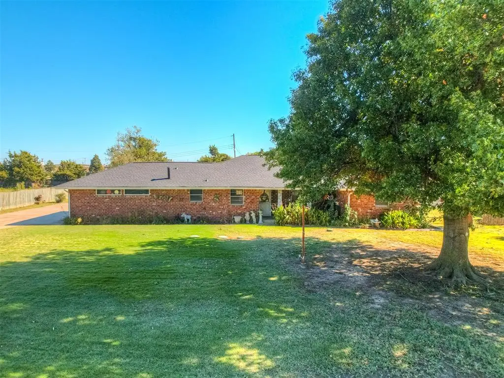 525 Brookside Terrace, Moore, OK 73160 - Image #1