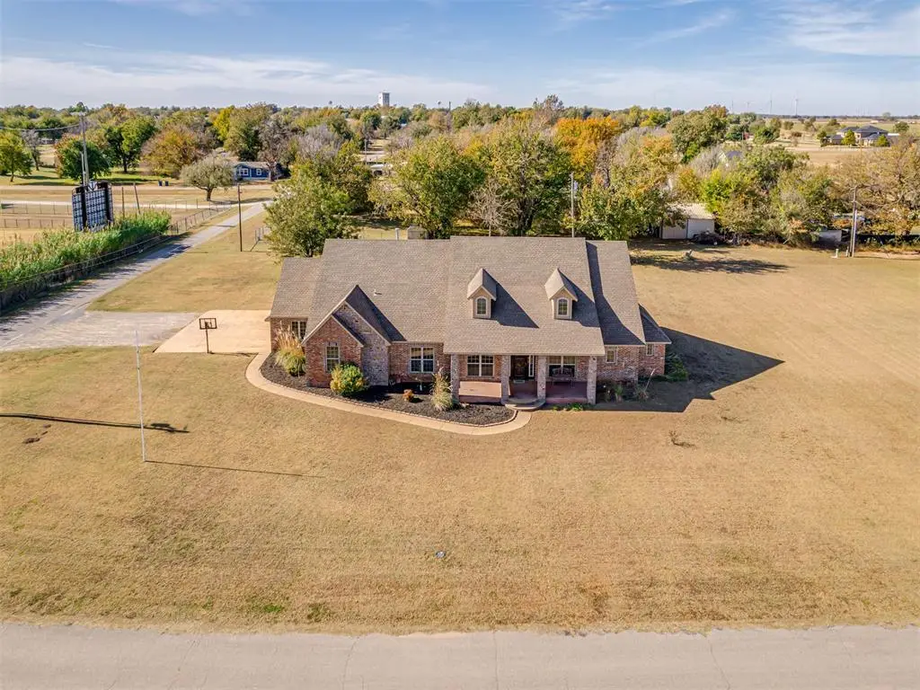 327 N Ash Street, Crescent, OK 73028 - Image #1