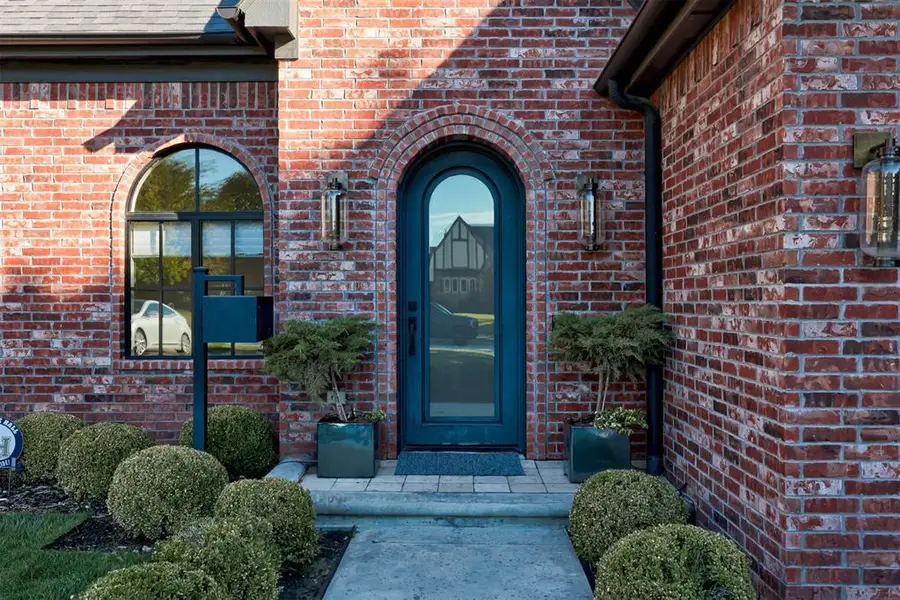 1123 Bedford Drive, Nichols Hills, OK 73116 - Image #2