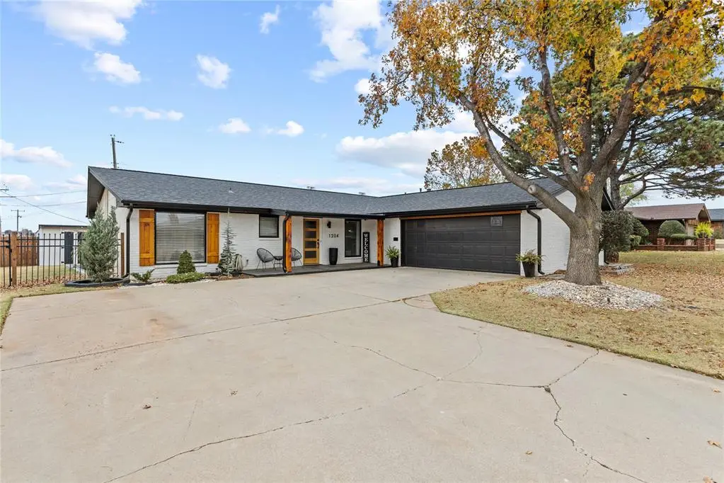 1204 Camelot Drive, Clinton, OK 73601 - Image #1