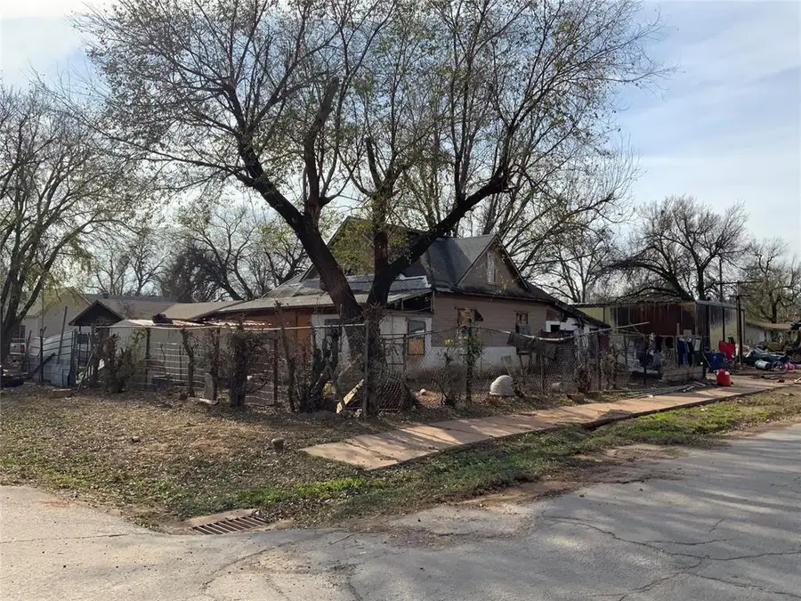 627 N 10th Street, Chickasha, OK 73018 - #2