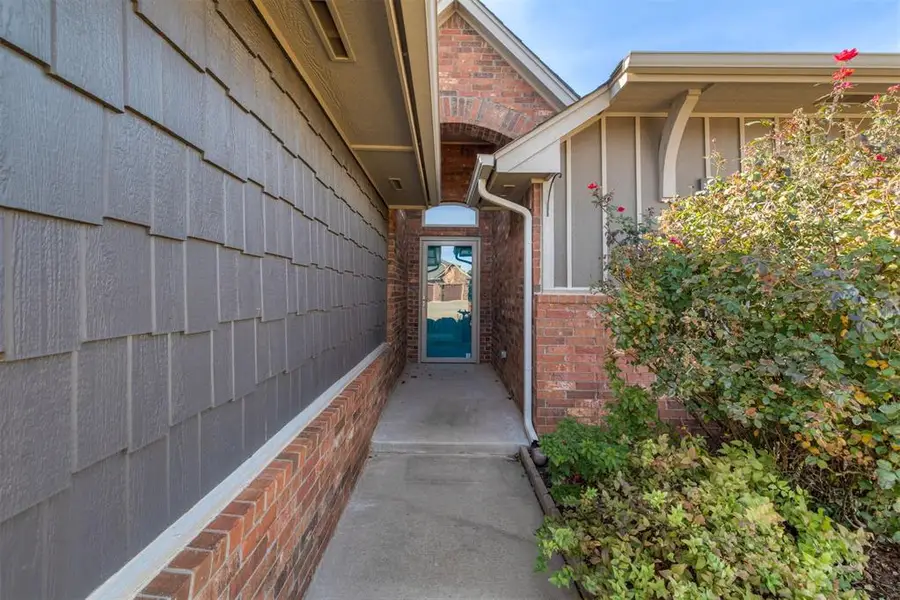 1201 N Vicksburg Terrace, Mustang, OK 73064 - Image #3