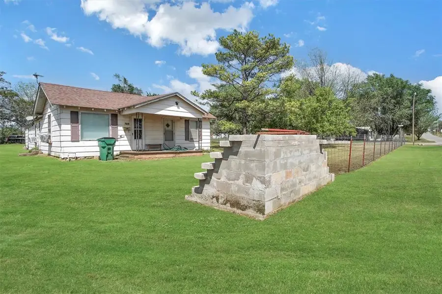705 E Cleveland Street, Mangum, OK 73554 - Image #2