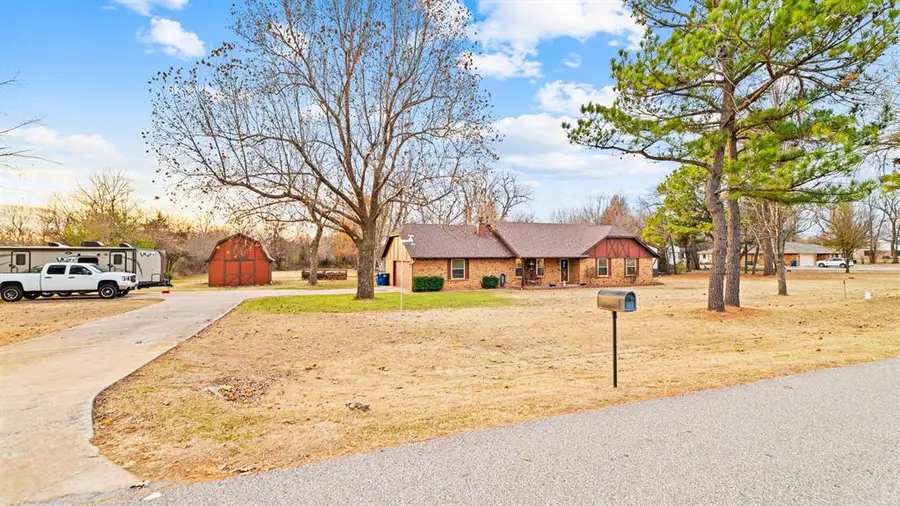 825 S Lariat Drive, Mustang, OK 73064 - Image #2