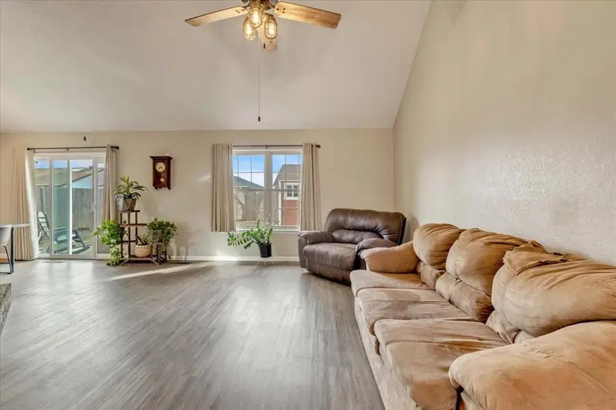 10021 Glascow Terrace, Yukon, OK 73099 - Image #3