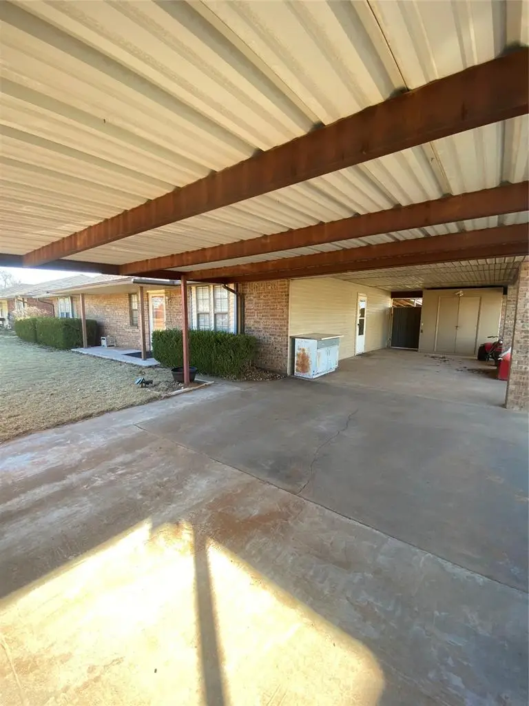 612 N Vernon Avenue, Hinton, OK 73047 - Image #2
