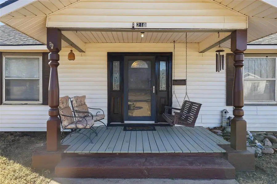 210 S Oak Avenue, Hennessey, OK 73742 - #2