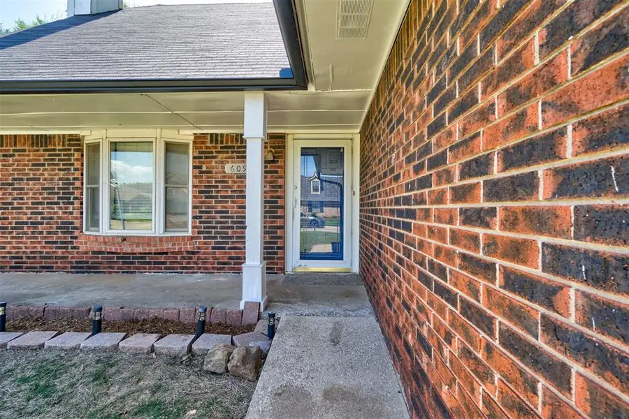 609 Crown Drive, Yukon, OK 73099 - Image #3