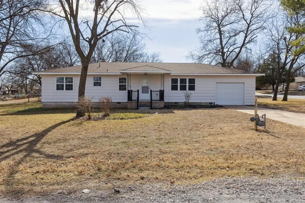200 E Leslie Street, Pauls Valley, OK 73075 - #1