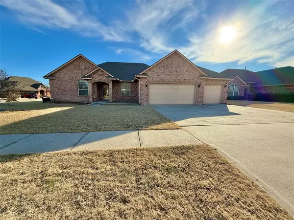 616 Woods Way, Moore, OK 73160