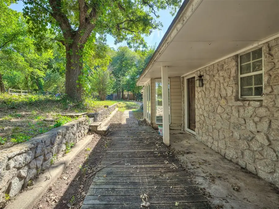 2404 Rambling Road, Edmond, OK 73025 - Image #2