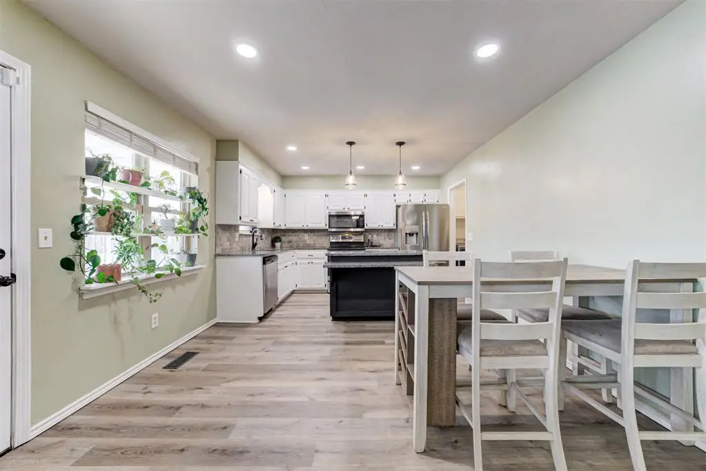 1605 Glenwood Drive, Moore, OK 73160 - Image #1