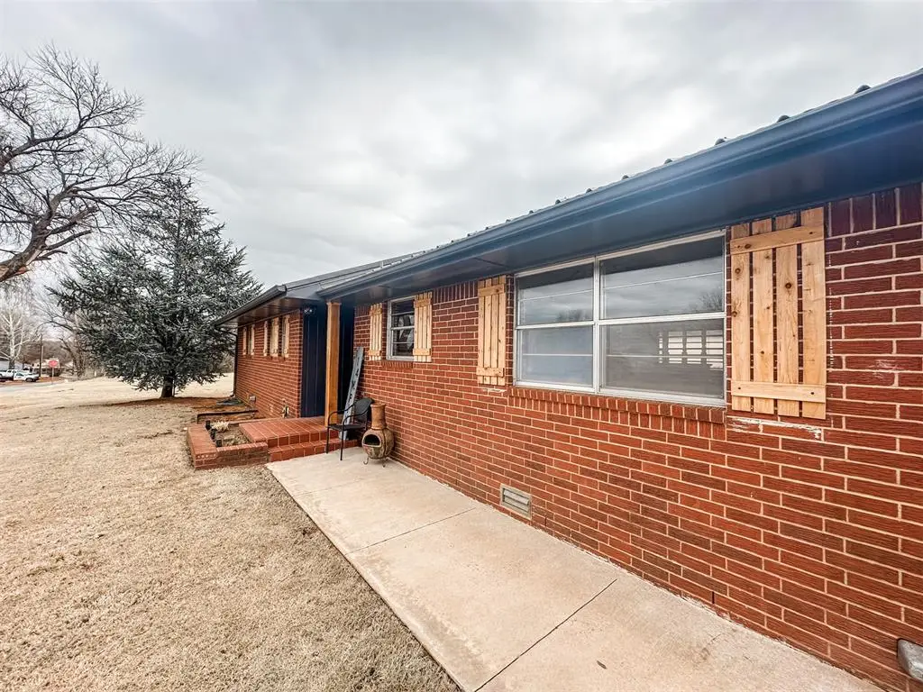 114 W Pine Street, Binger, OK 73009 - Image #1