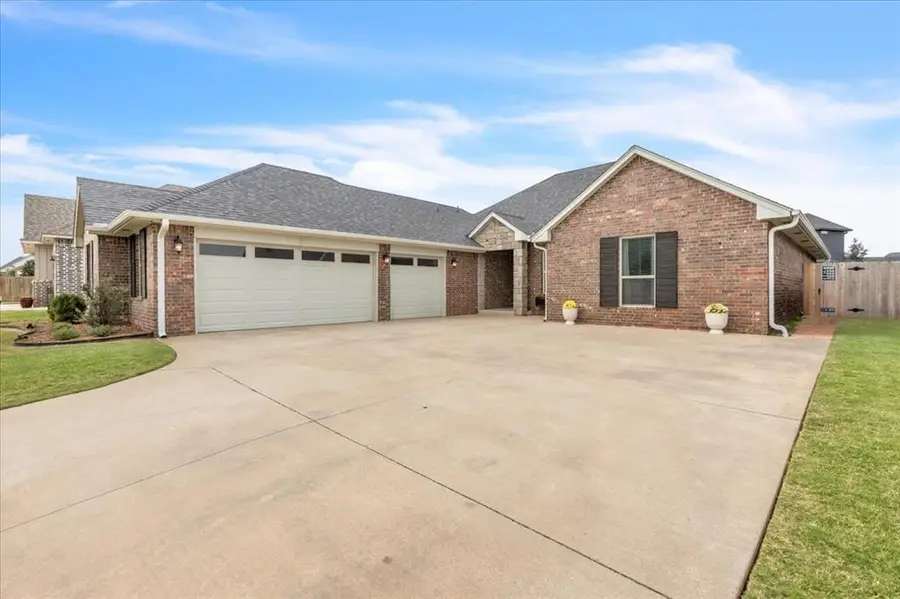 10809 Mountain Fork Drive, Yukon, OK 73099 - Image #2