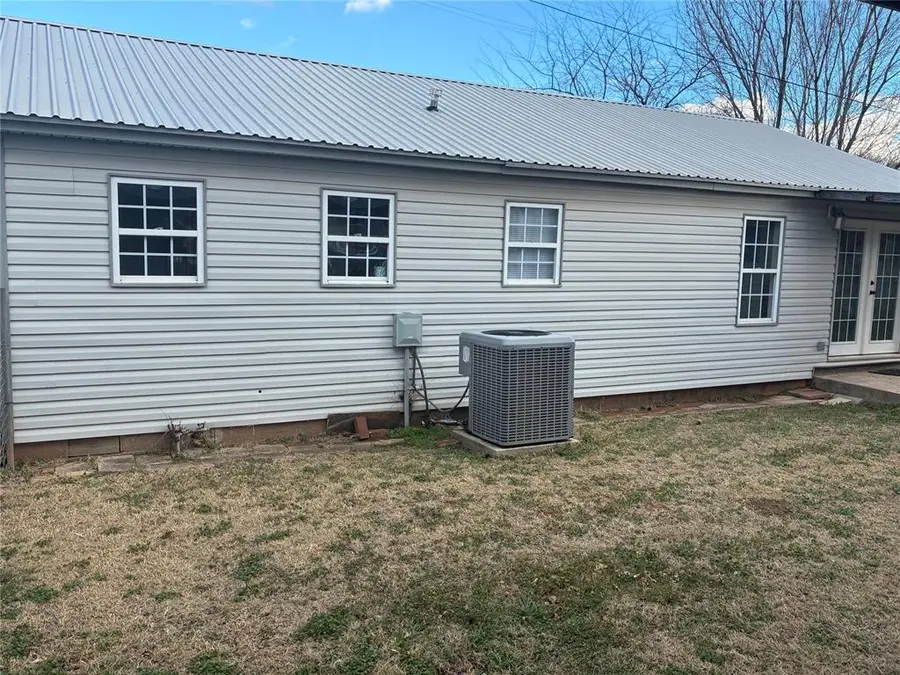 404 S Broadway Avenue, Binger, OK 73009 - Image #2