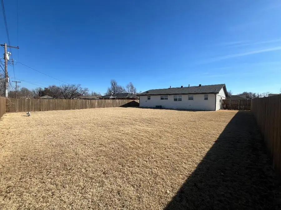 621 Kingston Drive, Yukon, OK 73099 - Image #2