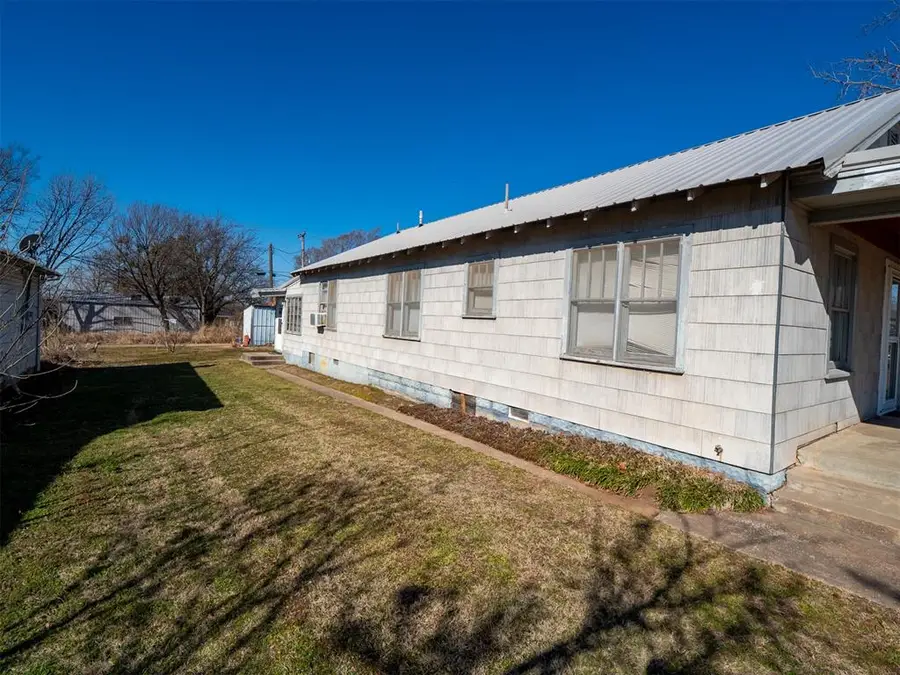 607 Brunson Avenue, Prague, OK 74864 - #2