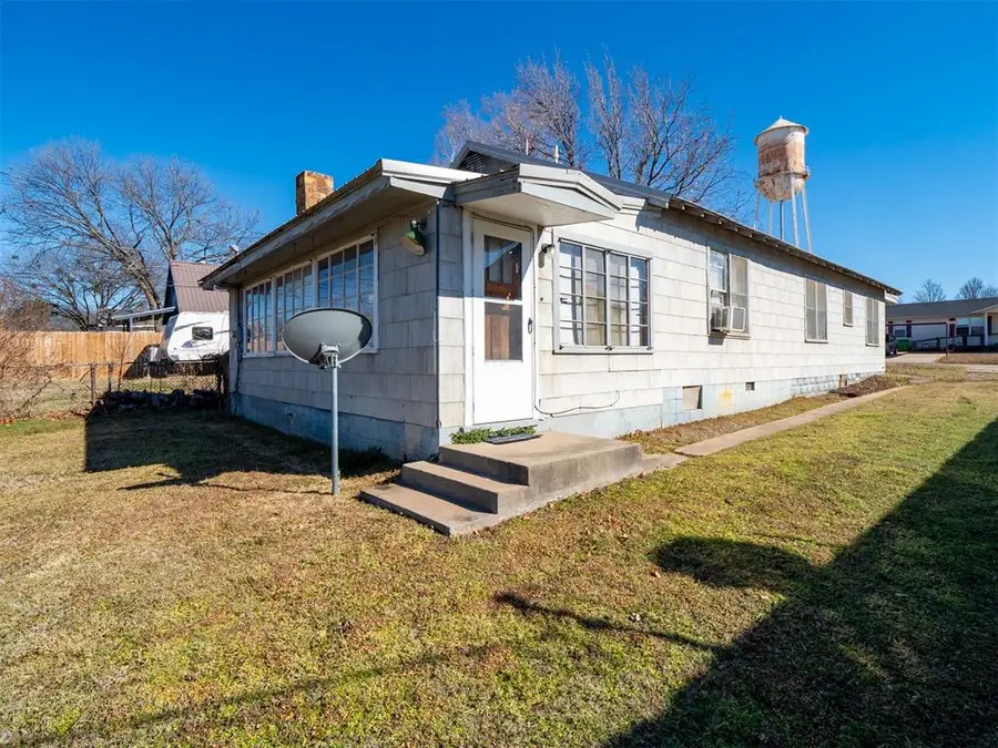 607 Brunson Avenue, Prague, OK 74864 - #3