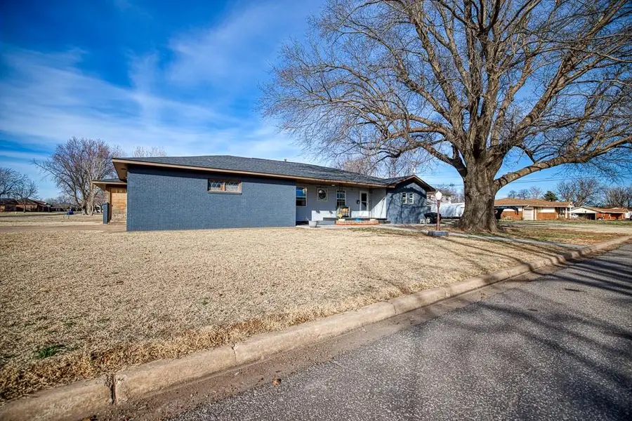 203 E Nebraska Avenue, Hennessey, OK 73742 - #2