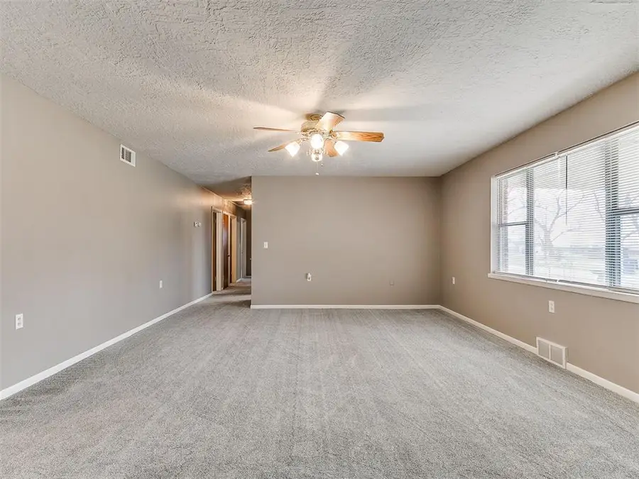 328 E Van Buren Street, Crescent, OK 73028 - #3