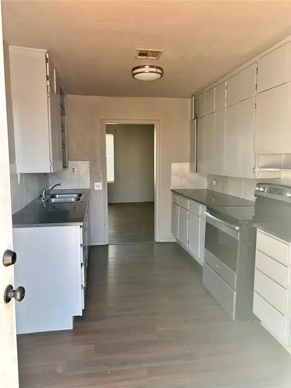 202 N Elm Avenue, Union City, OK 73090 - #3