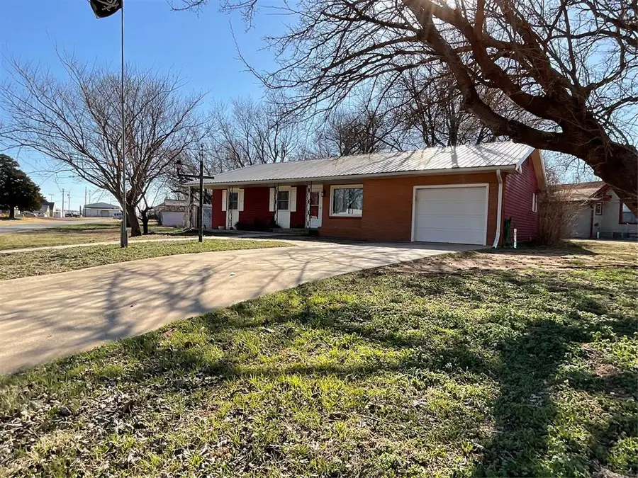 410 N Walnut Street, Seiling, OK 73663 - #2